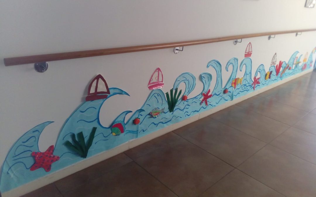 Les parets, sostre i finestres, es guarneixen de colors d’estiu