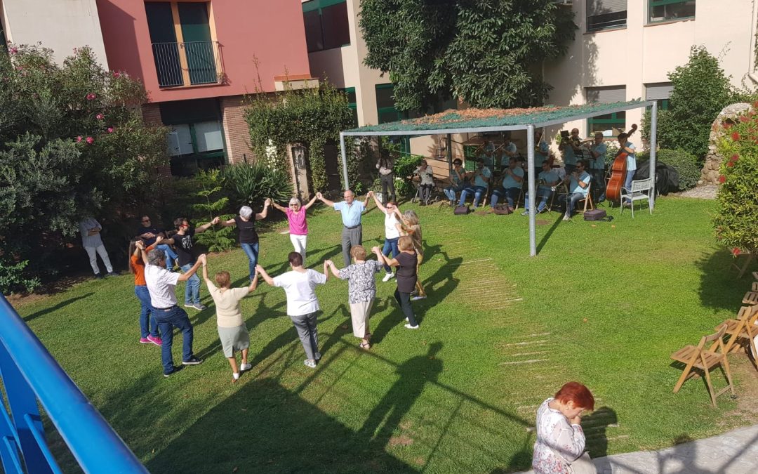 Sardanes als jardins de l’asil